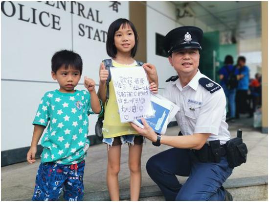 有孩子到中区警署给警察送上贺卡。