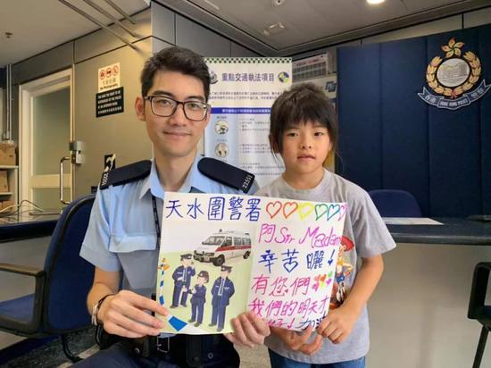 ▲天水圍警署,，香港市民對(duì)警察表達(dá)感謝 （圖via Global Times）