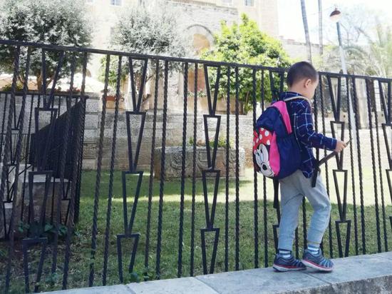 图为记者的孩子经过幼儿园外。