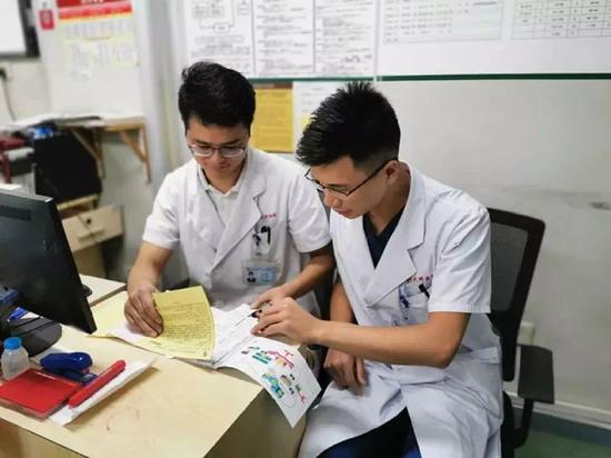 大坪医院医生刘春光（左）和李登位（右）。（照片由大坪医院提供）