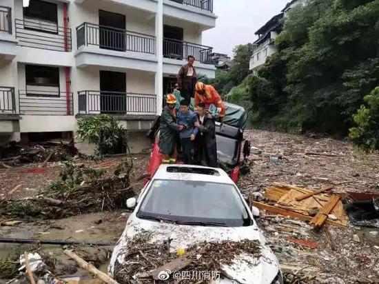 映秀泥石流:最不愿见灾难的地方受灾 四川汶川为何又现泥石流 8月20日上午,汶川县映秀消防站队员在水磨幼儿园救出被困人员。来源:@四川消防