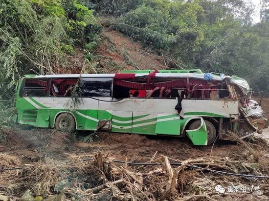 中国老挝:中国游客老挝遇车祸细节:传出焦臭味后翻车 ▲事故车辆被扶正后。 新京报记者 朱必胜 摄