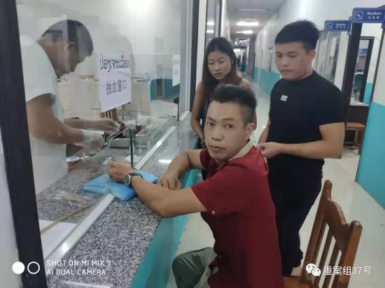 中国老挝:中国游客老挝遇车祸细节:传出焦臭味后翻车 ▲爱心人士自发前往医院献血。 受访者供图