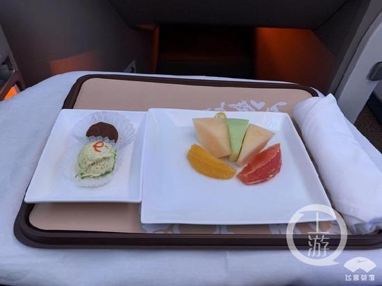 ▲乘客吐槽7000多元商务舱只发5片水果和两点心。图片来源：飞客茶馆网友