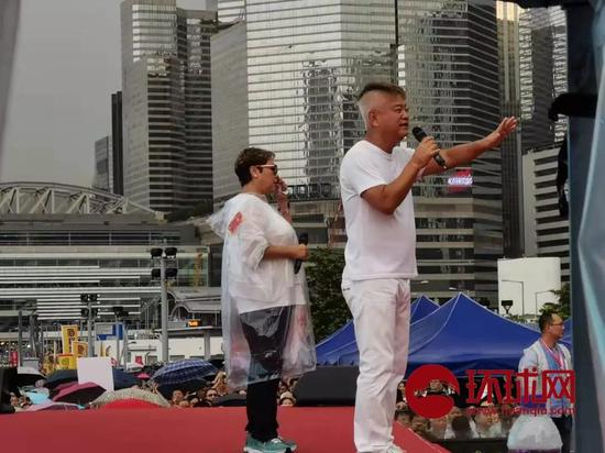 7月20日，香港各界在金钟添马公园举行“守护香港”和平集会，陈百祥和“肥妈”发表演说。