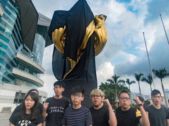 图为周庭（左一）等“香港众志”成员在香港金紫荆广场示威