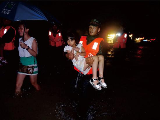 友谊关下:武警凭祥中队:友谊关下守门人 图为凭祥中队官兵参与救援活动(央广网发 凭祥中队供图)