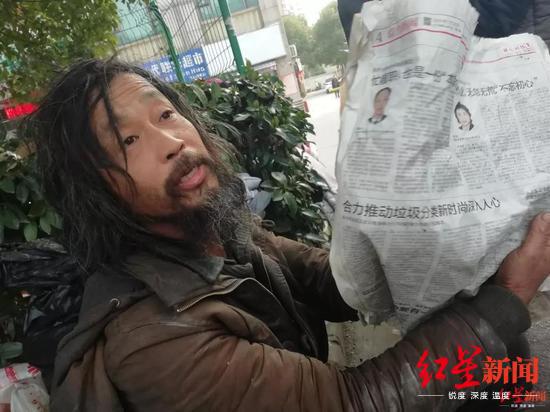  ↑沈巍爆红前，已流落街头26年 红星新闻记者 王春 摄