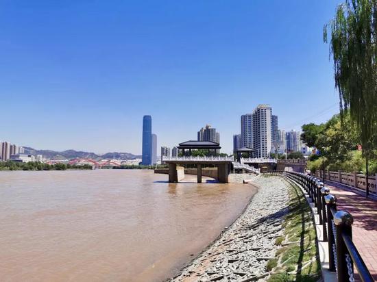 △黄河治理兰铁泵站项目点。习近平就是在这里登上观景平台,俯瞰堤坝加固防洪工程,并沿步道察看黄河两岸生态修复和景观建设情况。