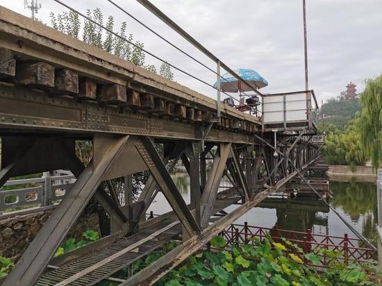 △1987年，郑州黄河铁路桥被拆除。102孔的旧桥只留下5孔桥墩作为文物保存在原址上。