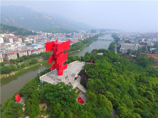 这是信阳市新县鄂豫皖苏区首府革命博物馆附近的英雄山八面红旗雕塑（2017年8月4日无人机拍摄）。新华社记者 冯大鹏 摄