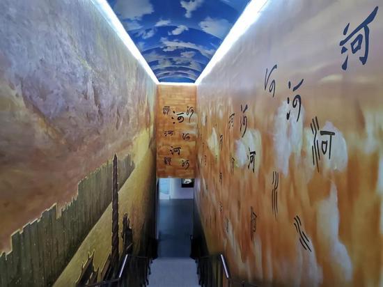 △汉代以前,古书中的“河”专指黄河。在黄河博物馆的廊道两边,显示了不同时代“河”字的不同写法。