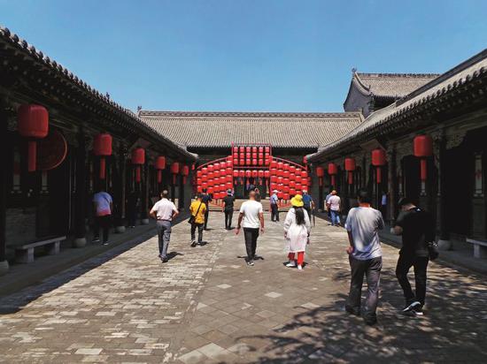 摘牌的乔家大院 背后“兴风作浪”的乔氏兄弟 乔家大院曾因《大红灯笼高高挂》《乔家大院》影视剧而声名鹊起,如今灯笼仍是该景区的关键词之一。摄影/本刊记者 周群峰