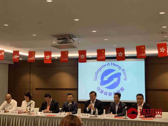 香港万人庆国庆 守护香港大联盟召集人黄英豪(右三) 陈青青/摄