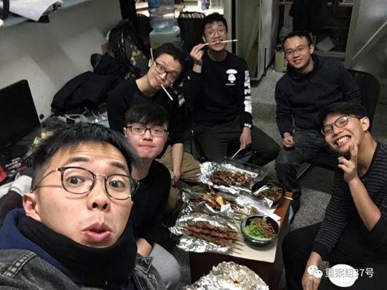  ▲施汉铭与香港组的同学吃烤串。受访者供图
