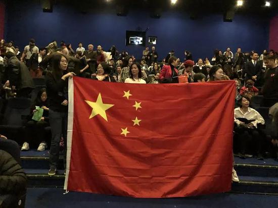 图为在电影院观看《我和我的祖国》的观众。新华社记者张代蕾摄