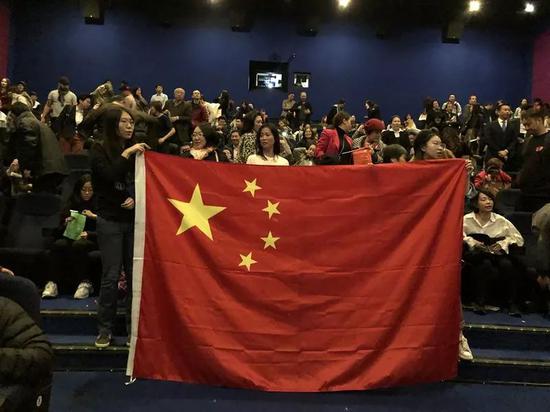 车票电影:英国新上了一部电影 买票跟抢春运火车票一样难 图为在电影院观看《我和我的祖国》的观众。新华社记者张代蕾摄