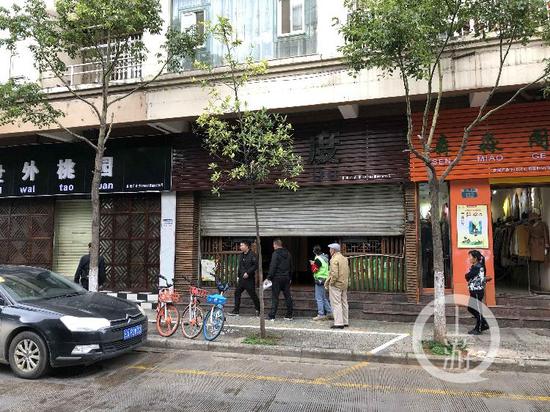 ▲10月14日下昼2点旁边亚美娱乐官网,李心草坠江地、位于昆明市盘龙区桃源街132号的炎点网吧亚美娱乐官网,昆明刑警再次赴现场勘查。摄影/上游音信记者 胡磊