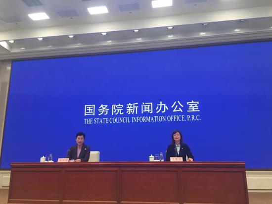 外汇管理:媒体解读12条外汇管理新措施:简化取消和放开 优化外汇管理措施,促进跨境贸易投资便利化吹风会 中新社记者 夏宾 摄