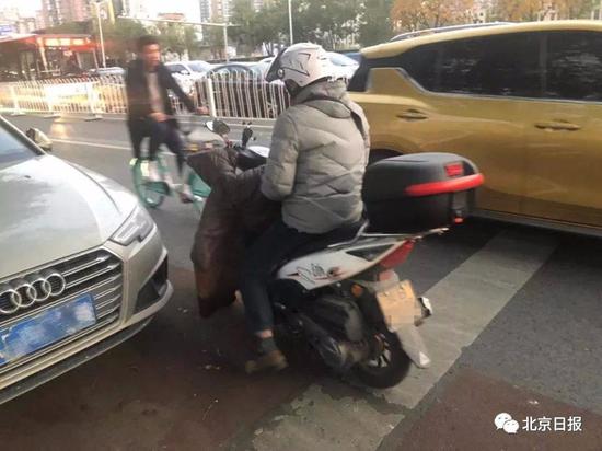 北京摩托车行:北京“京B”摩托车泛滥 呼啸背后藏着灰色产业链 广渠路一家乐福超市门前京B号牌摩托车辅路逆行行驶