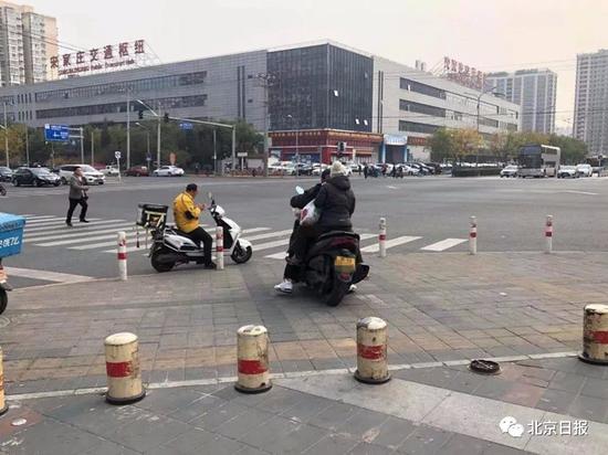 北京摩托车行:北京“京B”摩托车泛滥 呼啸背后藏着灰色产业链 宋家庄附近,京B号牌摩托载人在便道行驶。