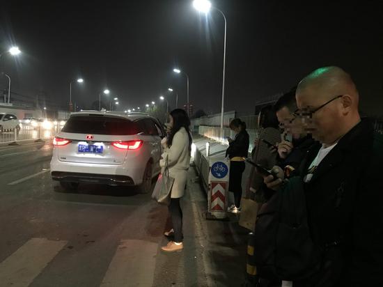 外地车牌:外地车牌不好使了 环京上班族进京各有高招儿(图) 下班晚高峰,放弃驾车的进京族等待拼车。