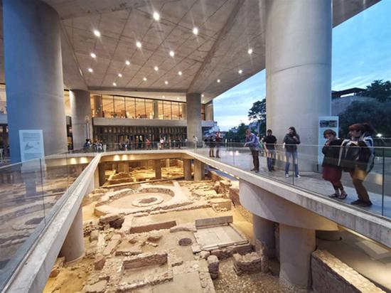 在雅典卫城博物馆，参观者可以看见脚下的考古遗址。新华社记者李晓鹏摄