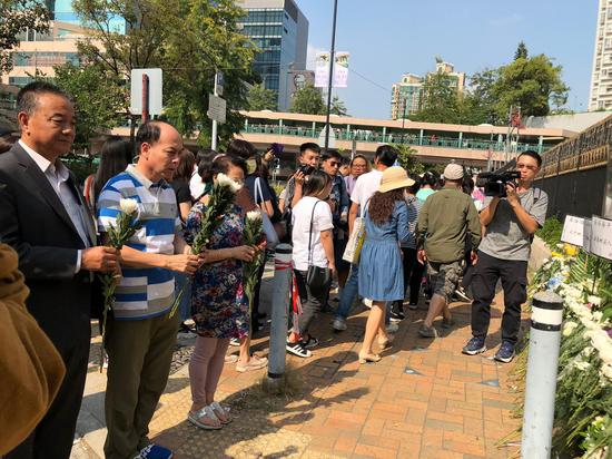  市民自发献花悼念。来源：新京报特派香港报道组