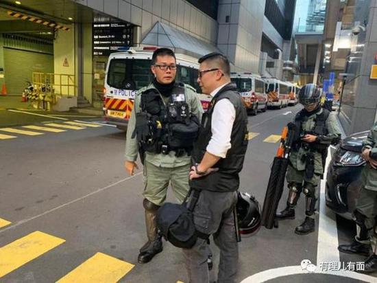 港警新“一哥”作风强硬 称 ▲邓炳强与前线警员交谈图片来自网络
