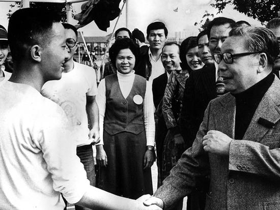 1976年12月，“行政院长”蒋经国（右一）在台大操场上与学生握手寒喧