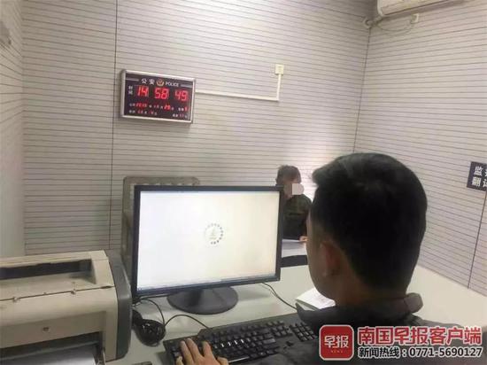  ▲民警正在跟受害人吕先生了解情况。