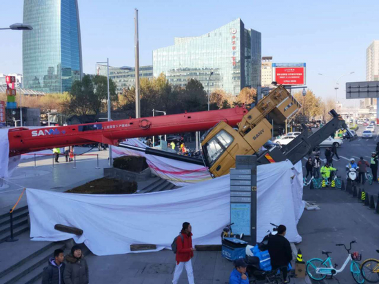 吊车事故图片:北京中关村一吊车侧翻 吊臂险些砸进商场(图)