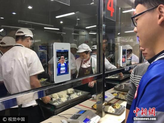 资料图：中学食堂。