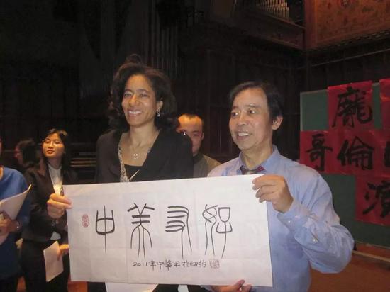 2011年10月，庞中华在哥大讲学结束后，向教育学院副院长赠送硬笔书法作品