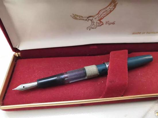 庞中华在地质队里使用了十几年的钢笔。正午记者杨语拍摄