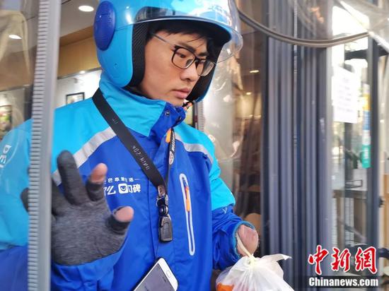 独腿独臂送外卖 “90后”小伙公开征婚引全网站