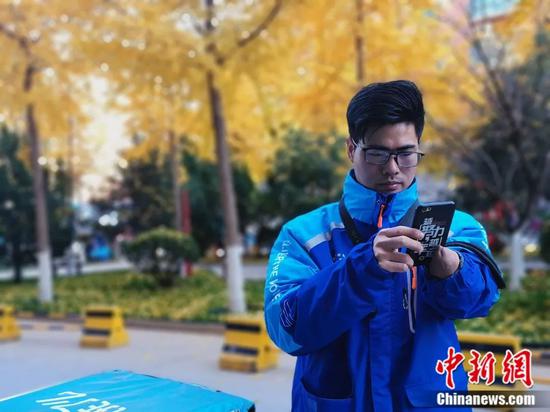 独腿独臂送外卖 “90后”小伙公开征婚引全网站