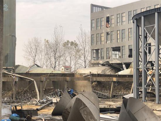  事故发生后，现场一片狼藉。污水厌氧罐坍塌后，连带着压垮了旁边的厂房车间。