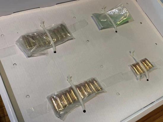  被缴获的真枪和弹夹（图自香港警队）