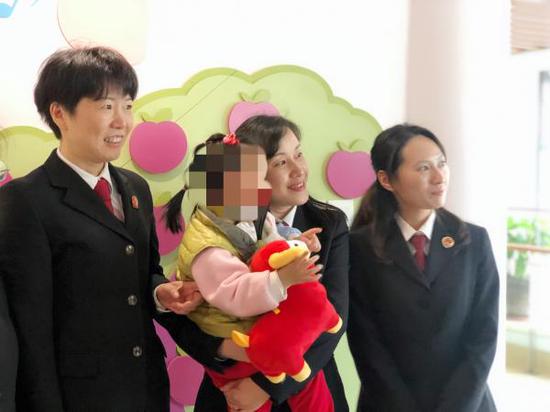 办案期间,检察官曾多次前往福利院探望丁丁。普陀区检察院 图