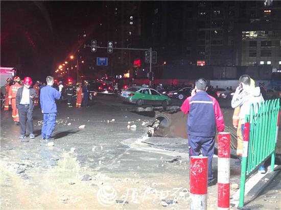厦门吕厝附近发生地面陷落 有车辆陷入