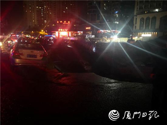 厦门吕厝附近发生地面陷落 有车辆陷入