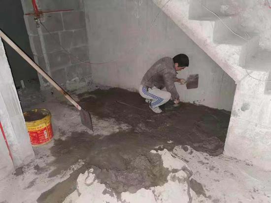 业主找装修工人封闭了地下室的出入口。受访人 供图
