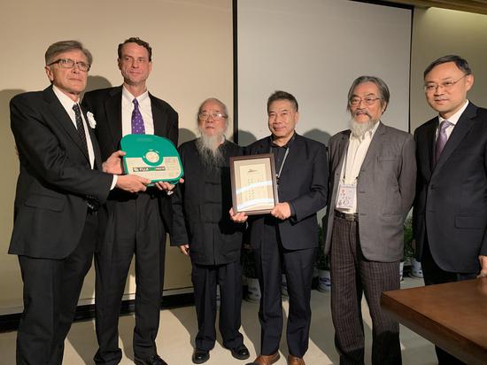 马吉的两个孙子和联合会三任会长共同出席捐赠仪式。摄影 张琦