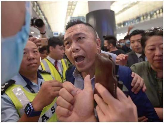 梁先生与现场黑衣人发生冲突。图源：香港《头条日报》