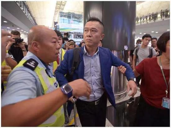8月9日，蓝衣男子在香港国际机场与黑衣人发生冲突。图源：香港《头条日报》