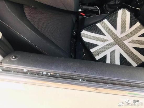  事发当日姜氏父子砸坏的副驾驶车窗