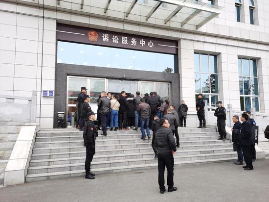  12月17日，“操场埋尸案”的旁听人员陆续走入法庭。澎湃新闻记者 朱远祥 摄