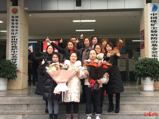 杉木树煤矿首位获救被困矿工家属:他自己走出来