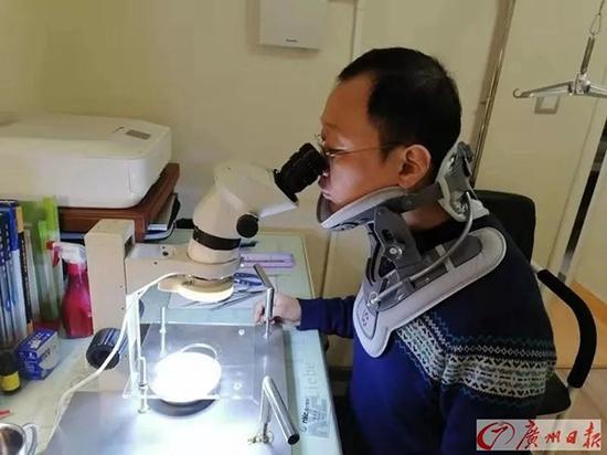大叔每天买一个鸡鸭翅引猜想 真相原来是这个